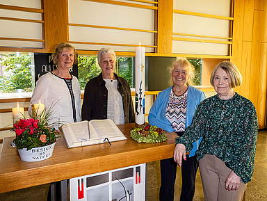 Der letzte Vorstand der Landesfrauenkonferenz der EKKW Standen zuletzt der Landesfrauenkonferenz vor (v.r.): Vorsitzende Monika Ilona Pfeifer, Stellvertretende Vorsitzende Helga Thomas und Schriftführerin Irmtraud Hansmann-Ganß in der Kapelle des Hauses der Kirche in Kassel.