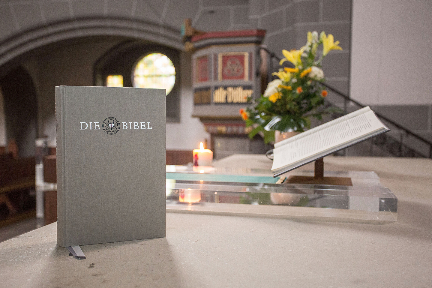 Vorstellung revidierte Lutherbibel zum Reformationstag 2016 Bibel auf dem Altar der Christuskirche in Kassel.