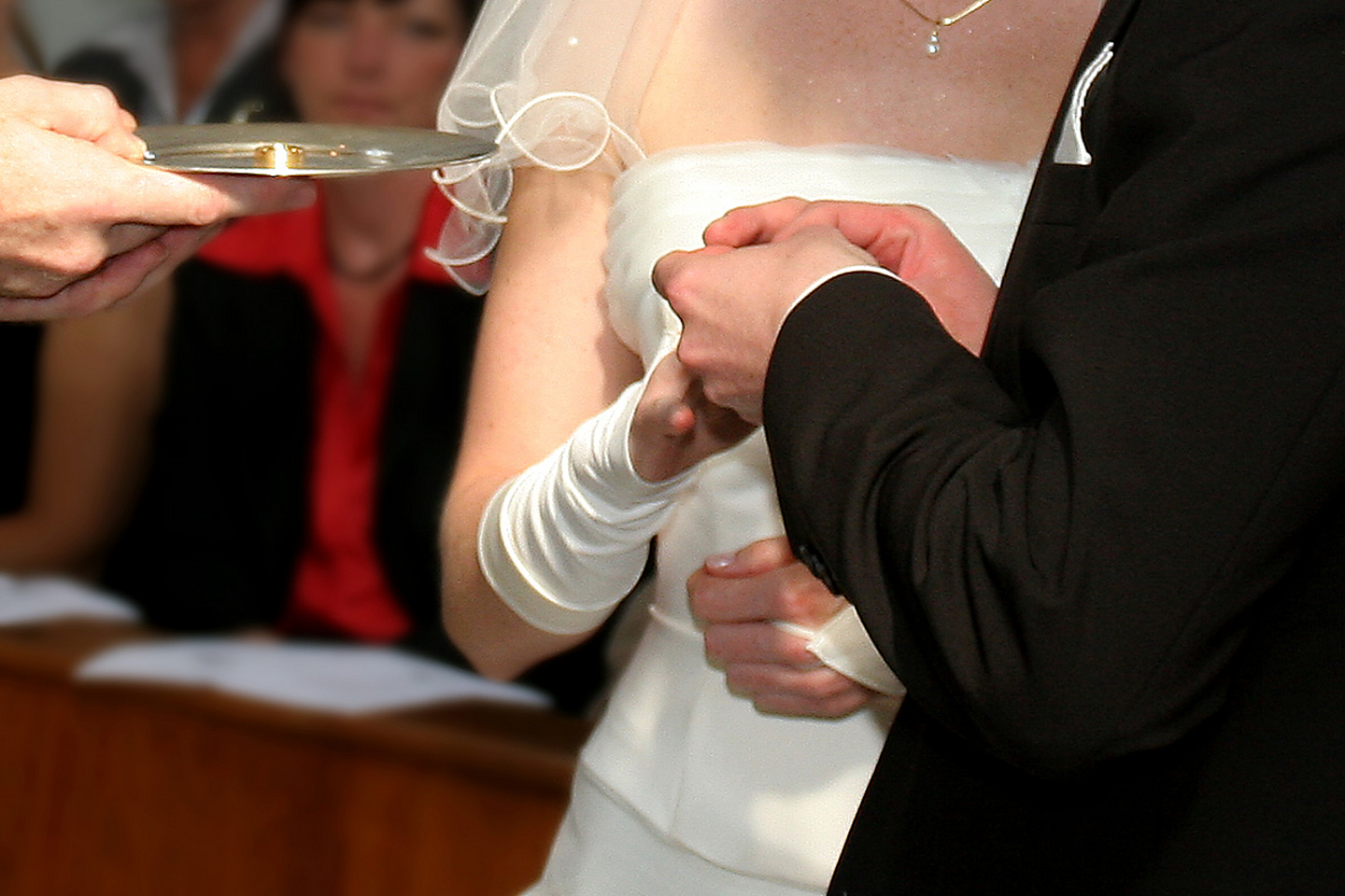 Das Austauschen der Ringe eines Hochzeitspaars Das Austauschen der Ringe eines Hochzeitspaars