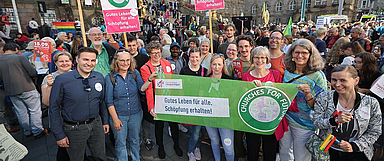 Unter dem Motto «Churches for Future» beteiligen sich die Kirchen am Klimastreik und unterstützen die Forderungen von «Fridays for Future» nach Klimagerechtigkeit und konsequentem Handeln. Unser Foto zeigt die Demonstration zum globalen Klimastreik am 15. September in Kassel. Mit dabei waren u.a. auch Bischöfin Beate Hofmann (4.v.l.) und Pröpstin Katrin Wienold-Hocke (3.v.r.). (Foto: medio.tv/Schauderna)