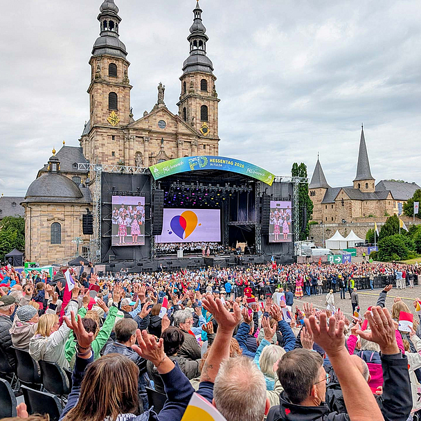 Mehr als 6.000 Besucherinnen und Besucher waren am Sonntag beim Hessentagsgottesdienst auf dem Fuldaer Domplatz mit dabei. Mehr als 6.000 Besucherinnen und Besucher waren am Sonntag beim Hessentagsgottesdienst auf dem Fuldaer Domplatz mit dabei.