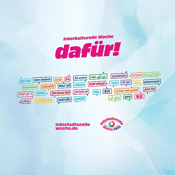 Interkulturelle Woche 2026: „Dafür!“ Aktionsgrafik zur Interkulturellen Woche 2026. Auf hellem blau-weißem Hintergrund steht der Schriftzug „Interkulturelle Woche dafür!“. Darunter ist das Wort „dafür“ in zahlreichen Sprachen in bunten Sprechblasen dargestellt. Unten sind die Internetadresse interkulturellewoche.de und das Logo der Interkulturellen Woche 2026 zu sehen.