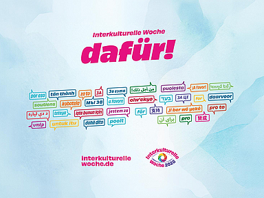Interkulturelle Woche 2026: „Dafür!“ Aktionsgrafik zur Interkulturellen Woche 2026. Auf hellem blau-weißem Hintergrund steht der Schriftzug „Interkulturelle Woche dafür!“. Darunter ist das Wort „dafür“ in zahlreichen Sprachen in bunten Sprechblasen dargestellt. Unten sind die Internetadresse interkulturellewoche.de und das Logo der Interkulturellen Woche 2026 zu sehen.