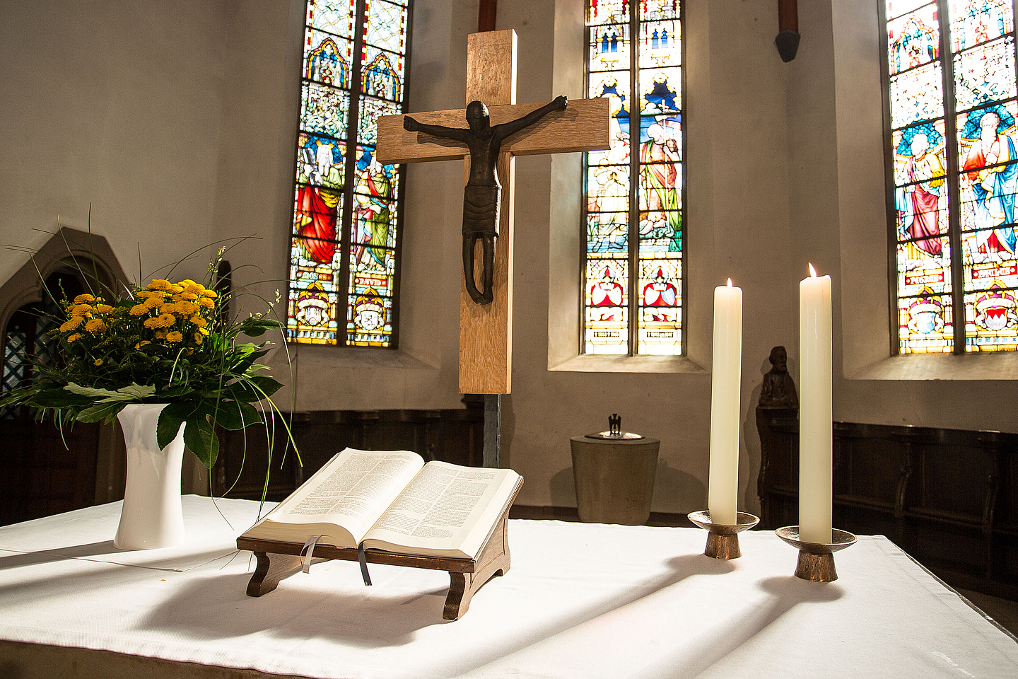 Frühjahrssynode der EKKW Hofgeismar 2017 - Tag1 Altar mit Kreuz und Bibel in der Altstädter Kirche in Hofgeismar.