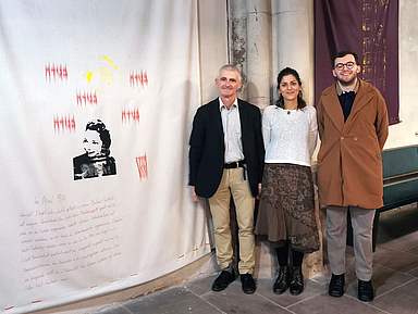Pfarrer Ulrich Biskamp (links) und die beiden Ausstellungsmacher Maryam Abdolahi (Mitte) und Samuel Linn (rechts) Pfarrer Ulrich Biskamp (links) und die beiden Ausstellungsmacher Maryam Abdolahi (Mitte) und Samuel Linn (rechts) vor einem Exponat der Ausstellung «Ein jüdisches Jahrhundertleben» zum Wirken von Margot Friedländer.