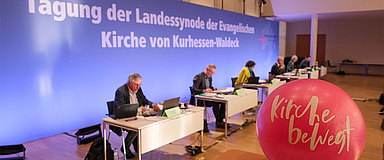 Die Mitglieder des Präsidiums der 13. Landessynode befanden sich bei der Tagung in Hofgeismar. Alle anderen Synodalen waren wieder per Videokonferenz miteinander verbunden. (Foto: medio.tv/Schauderna)