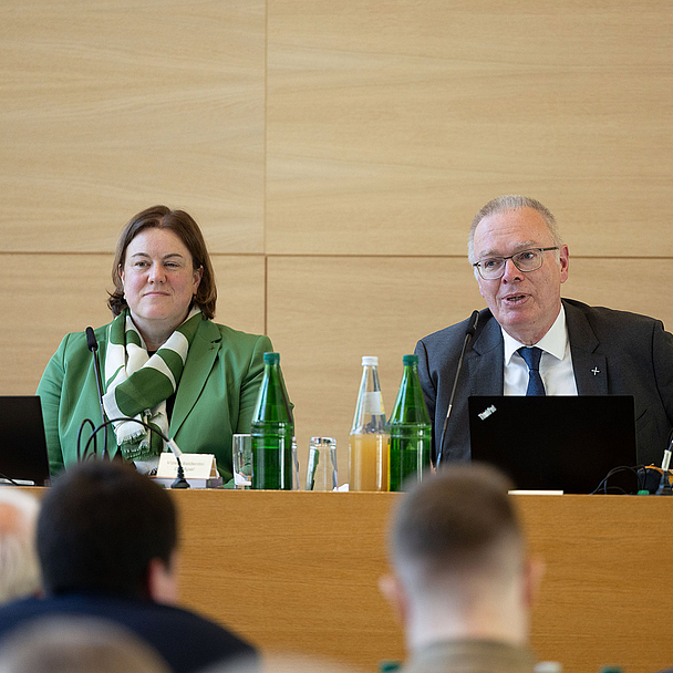 Vizepräsidentin Dr. Katharina Apel und Prälat Burkhard zur Nieden berichteten über laufende Prozesse und die statistische Entwicklung der Personalsituation. Vizepräsidentin Dr. Katharina Apel und Prälat Burkhard zur Nieden berichteten über laufende Prozesse und die statistische Entwicklung der Personalsituation.