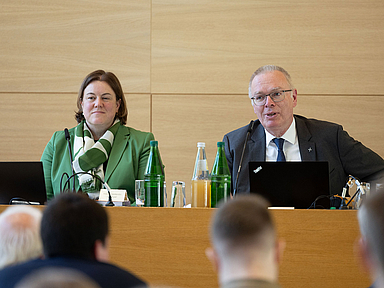 Vizepräsidentin Dr. Katharina Apel und Prälat Burkhard zur Nieden berichteten über laufende Prozesse und die statistische Entwicklung der Personalsituation. Vizepräsidentin Dr. Katharina Apel und Prälat Burkhard zur Nieden berichteten über laufende Prozesse und die statistische Entwicklung der Personalsituation.