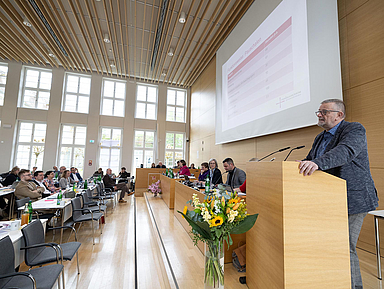 Unser Foto zeigt Pfarrer Andreas Rohnke bei der Erläuterung der neuen Regelung. Die Synode setzte sich am Freitag und Samstag intensiv mit dem neuen Arbeitszeitmodell für Pfarrpersonen auseinander. Unser Foto zeigt Pfarrer Andreas Rohnke bei der Erläuterung der neuen Regelung.