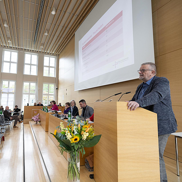 Unser Foto zeigt Pfarrer Andreas Rohnke bei der Erläuterung der neuen Regelung. Die Synode setzte sich am Freitag und Samstag intensiv mit dem neuen Arbeitszeitmodell für Pfarrpersonen auseinander. Unser Foto zeigt Pfarrer Andreas Rohnke bei der Erläuterung der neuen Regelung.