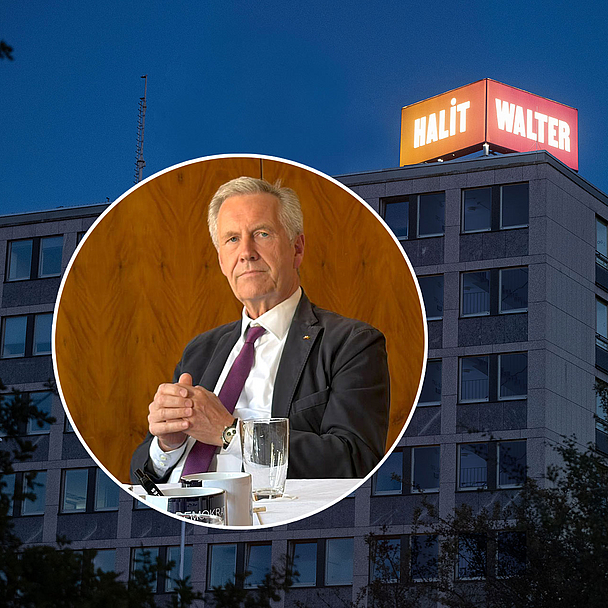 In Kassels Innenstadt, auf dem Dach des Regierungspräsidiums, befindet sich das Kunstwerk 86° WALTER HALİT. Im Vordergrund ist Christian Wulff abgebildet. In Kassels Innenstadt, auf dem Dach des Regierungspräsidiums, befindet sich das Kunstwerk 86° WALTER HALİT. Es erinnert seit 2025 an die von Rechtsextremisten ermordeten Kasseler, den 2006 ermordeten Internetcafé-Betreiber Halit Yozgat und den 2019 ermordeten Regierungspräsidenten Walter Lübcke. Im Vordergrund ist der ehemalige Bundespräsident Christian Wulff während des Interviews zu sehen.