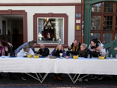 Die Darstellenden spielten das berühmte Abendmahl-Gemälde von Leonardo da Vinci in der Innenstadt von Fulda nach. Die Darstellenden spielten das berühmte Abendmahl-Gemälde von Leonardo da Vinci in der Innenstadt von Fulda nach.