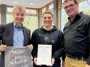 Übergabe des Zertifikats im Oktober 2025 (v.l.): Dr. Klaus Wild (Geschäftsführer des KSE), Schulleiterin Dr. Anke Holl und Schulleiter Martin Michel (beide Melanchthon-Schule) Übergabe des Zertifikats im Oktober 2025 (v.l.): Dr. Klaus Wild (Geschäftsführer des KSE), Schulleiterin Dr. Anke Holl und Schulleiter Martin Michel (beide Melanchthon-Schule)