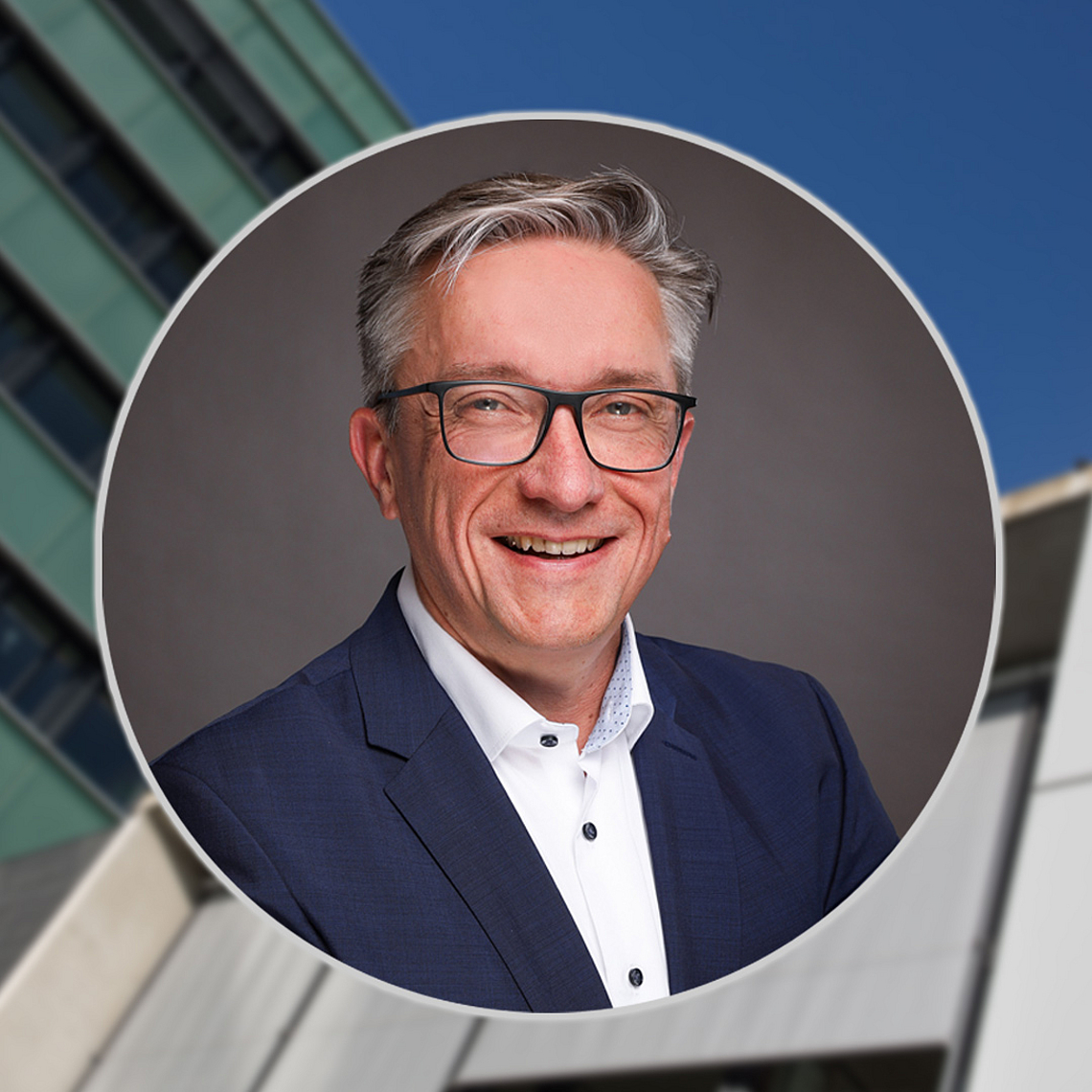 Unser Foto zeigt den neuen Leiter der Stabsstelle Kommunikation der EKKW, Bernd Bark. Im Hintergrund ist das Haus der Kirche in Kassel zu sehen. Unser Foto zeigt den neuen Leiter der Stabsstelle Kommunikation der EKKW, Bernd Bark. Im Hintergrund ist das Haus der Kirche in Kassel zu sehen.