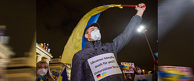 Kassel steht für Frieden und Solidarität - Zweite Große Friedenskundgebung Unser Foto zeigt einen Teilnehmer der Friedenskundgebung am 4. März 2022 in Kassel, der Unterstützung für die Ukrainer fordert. Der Leiter der Abteilung Flucht, Interkulturelle Arbeit, Migration der Diakonie Hessen, Andreas Lipsch, hält es für möglich, dass Deutschland und Europa in den nächsten Wochen und Monaten die größten Flüchtlingsbewegungen seit dem Zweiten Weltkrieg erleben. (Foto: medio.tv/Socher)
