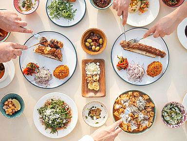 Unser Foto zeigt einen Tisch mit Tellern, auf denen arabische Spezialitäten angeboten werden. Im Islam ist Fastenbrechen der abendliche Abschluss eines Fastentages im Ramadan und beginnt mit dem Abendgebet. Traditionell wird das Fasten mit einer Dattel oder mit Wasser gebrochen. Mit dem Fest des Fastenbrechens (Id al‑Fitr) endet der Ramadan. Unser Foto zeigt einen Tisch mit Tellern, auf denen arabische Spezialitäten angeboten werden.