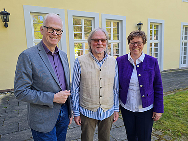 Schmalkaldens Dekan Ralf Gebauer, Matthias Tügend aus der Kirchengemeinde Viernau (Mitte) und Bischöfin Dr. Beate Hofmann freuen sich über den Wechsel der Gemeinde in die EKKW. Schmalkaldens Dekan Ralf Gebauer, Matthias Tügend aus der Kirchengemeinde Viernau (Mitte) und Bischöfin Dr. Beate Hofmann freuen sich über den Wechsel der Gemeinde in die EKKW.