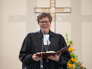 Bischöfin Dr. Beate Hofmann im Eröffnungsgottesdienst in der Brunnenkirche in Hofgeismar Bischöfin Dr. Beate Hofmann im Eröffnungsgottesdienst in der Brunnenkirche in Hofgeismar