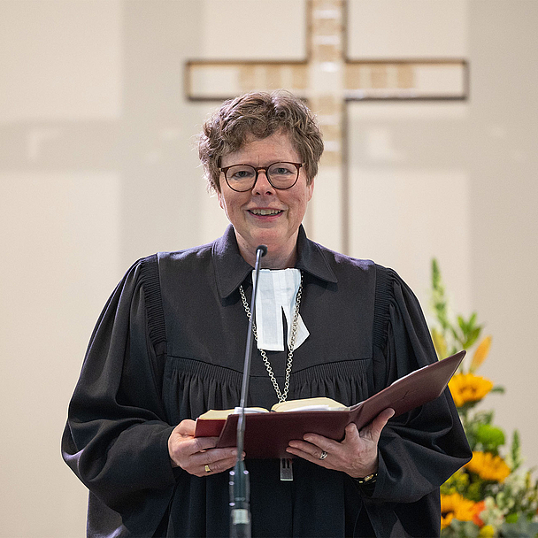 Bischöfin Dr. Beate Hofmann im Eröffnungsgottesdienst in der Brunnenkirche in Hofgeismar Bischöfin Dr. Beate Hofmann im Eröffnungsgottesdienst in der Brunnenkirche in Hofgeismar