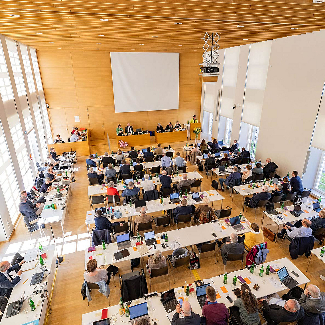 Blick in den Synodalsaal der Evangelischen Tagungsstätte in Hofgeismar Blick in den Synodalsaal der Evangelischen Tagungsstätte in Hofgeismar