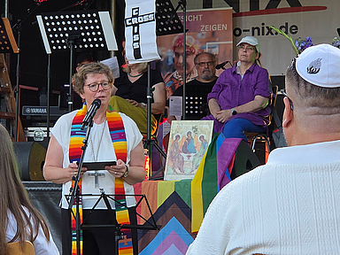 Der Gottesdienst wurde auf der Hauptbühne im Park des Olof-Palme-Hauses gefeiert. Unser Foto zeigt Bischöfin Dr. Hofmann. Der Gottesdienst wurde auf der Hauptbühne im Park des Olof-Palme-Hauses gefeiert. Unser Foto zeigt Bischöfin Dr. Hofmann.