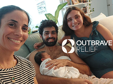 Unser Foto zeigt eine Hebamme mit einem Paar und ihrem Baby. Outbrave Relief unterstützt Mütter und Neugeborene in Israel und Gaza nach der Geburt – mit medizinischer Hilfe, Versorgungspaketen und psychologischer Begleitung. Unser Foto zeigt eine Hebamme mit einem Paar und ihrem Baby.