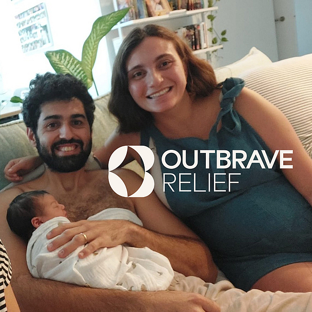 Unser Foto zeigt eine Hebamme mit einem Paar und ihrem Baby. Outbrave Relief unterstützt Mütter und Neugeborene in Israel und Gaza nach der Geburt – mit medizinischer Hilfe, Versorgungspaketen und psychologischer Begleitung. Unser Foto zeigt eine Hebamme mit einem Paar und ihrem Baby.