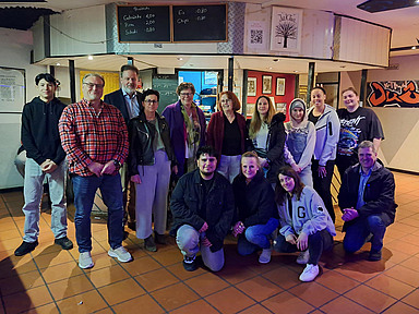 Gruppenbild im JUZ k.town in Hanau-Kesselstadt Eine Station ihrer Reise war das JUZ k.town in Hanau-Kesselstadt, das untrennbar mit den rassistischen Anschlägen in Hanau vom 19. Februar 2020 verbunden ist, viele der Opfer waren dort regelmäßig zu Gast. Unser Foto zeigt Bischöfin Dr. Hofmann (5.v.l.) mit Dekan Dr. Martin Lückhoff (4.v.l.), Pröpstin Sabine Kropf-Brandau (Sprengel Hanau-Hersfeld), Pfarrerin Ines Fetzer (stellv. Dekanin) sowie Mitarbeitende und Gäste des Jugendzentrums.