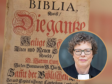 Titelseite der historischen Lutherbibel von 1671 mit dem Schriftzug „Biblia, Die ganze Heilige Schrift“ in roter und schwarzer Frakturschrift. Daneben ein rundes Porträtfoto von Bischöfin Beate Hofmann. Das Bild zeigt die Titelseite der Lutherbibel aus dem Jahr 1671. Der Text „Biblia, Die ganze Heilige Schrift Alten und Neuen Testaments“ ist in roter und schwarzer Frakturschrift gedruckt, mit kunstvollen Initialen. Rechts daneben befindet sich ein rundes Porträtfoto von Bischöfin Beate Hofmann vor neutralem Hintergrund.