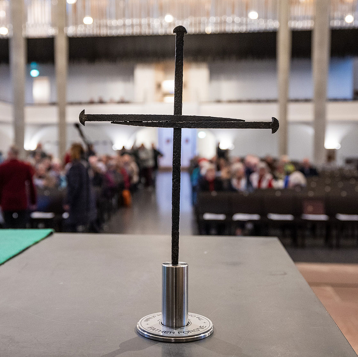 Nagelkreuz der Kasseler Martinskirche Die Kasseler Martinskirche gehört seit 2025 zum weltweiten Netzwerk von Kirchen, Schulen und Städten, die sich dem Anliegen der Versöhnung, der Hoffnung und des Friedens verpflichtet fühlen. Unser Archiv-Foto zeigt das besondere Kreuz auf dem Altar der Kirche.