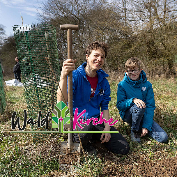 Jugendarbeiter Hannes Ryder (l.) mit Konfirmand Mathis aus Heskem beim Pflanzen eines Baumes. Jugendarbeiter Hannes Ryder (l.) mit Konfirmand Mathis aus Heskem beim Pflanzen eines Baumes. Insgesamt wurden an dem Tag 280 neue Bäume gepflanzt.