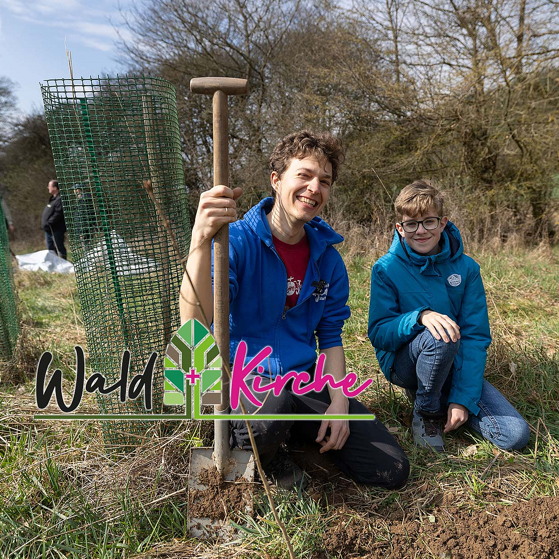 Jugendarbeiter Hannes Ryder (l.) mit Konfirmand Mathis aus Heskem-Mölln beim Pflanzen eines Baumes. Jugendarbeiter Hannes Ryder (l.) mit Konfirmand Mathis aus Heskem-Mölln beim Pflanzen eines Baumes. Insgesamt wurden an dem Tag 280 neue Bäume gepflanzt.