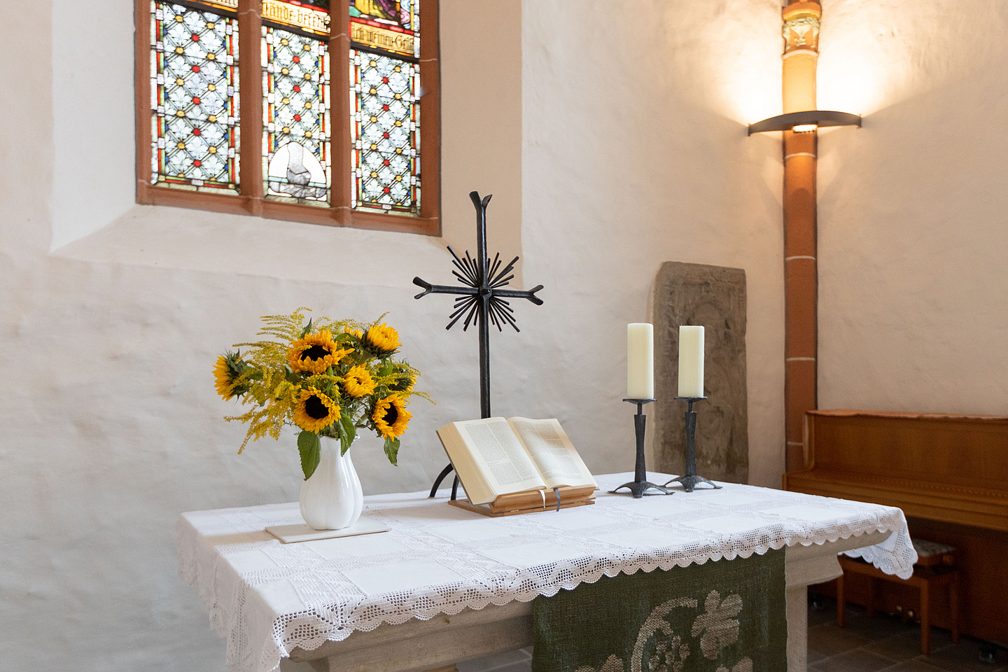 Klosterkirche Nordshausen Kassel Altar der Klosterkirche Nordshausen in Kassel.