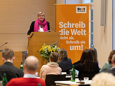 Dagmar Pruin im Synodalsaal in Hofgeismar. Seit 2014 steige die Zahl der Hungernden wieder an; seit 2020 sogar sprunghaft – „obwohl es weltweit genügend Nahrungsmittel gibt und mehr produziert wird als je zuvor“, führte Dagmar Pruin in ihrem Vortrag vor Augen. Unser Foto zeigt sie im Synodalsaal in Hofgeismar.