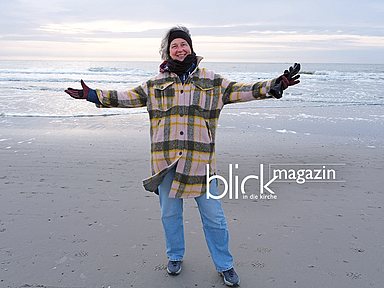 Pfarrerin Kerstin Grenzebach am Strand auf der Insel Langeoog Pfarrerin Kerstin Grenzebach am Strand auf der Insel Langeoog