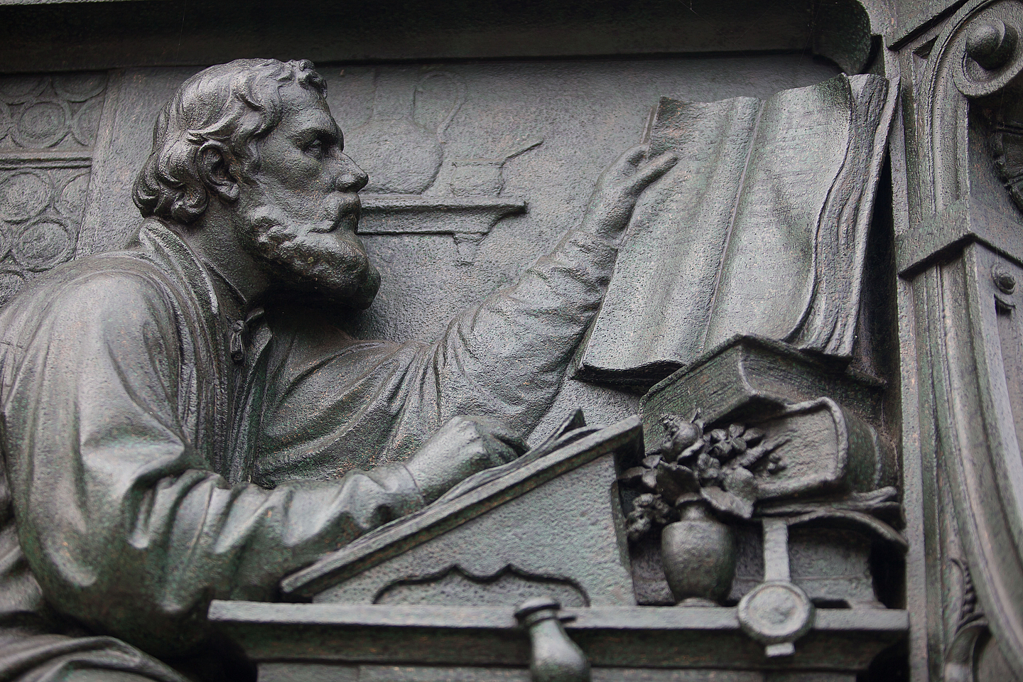 Lutherdenkmal Eisenach Abbildung an der Statue Luthers auf dem Karlsplatz in Eisenach.