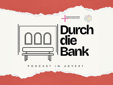Logo des Podcasts „Durch die Bank – Podcast im Advent“ mit Bank, Fenstern und Schriftzug auf rotem Hintergrund. Grafik mit dem Schriftzug „Durch die Bank – Podcast im Advent“, einer gezeichneten Bank und drei Fenstern, Logos der EKKW, roter Hintergrund mit weißem Papierstreifen.
