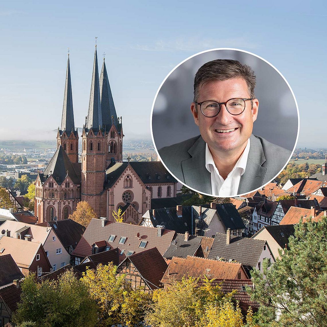 Unser Foto zeigt Pfarrer Marvin Lange. Im Hintergrund sieht man Gelnhausen mit der markanten Marienkirche. In der Stadt befindet sich das Dekanat des Kirchenkreises. Unser Foto zeigt Pfarrer Marvin Lange. Im Hintergrund sieht man Gelnhausen mit der markanten Marienkirche. In der Stadt befindet sich das Dekanat des Kirchenkreises.
