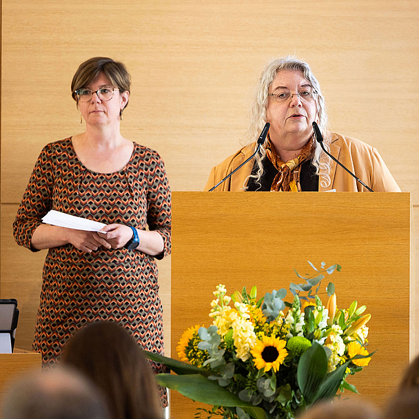 Die Leiterin der Fachstelle der EKKW zum Umgang mit sexualisierter Gewalt, Pfarrerin Sabine Kresse (r.), und Dr. Felicitas Klingler, pädagogische Mitarbeiterin in der Fachstelle, informierten die Synodalen. Die Leiterin der Fachstelle der EKKW zum Umgang mit sexualisierter Gewalt, Pfarrerin Sabine Kresse (r.), und Dr. Felicitas Klingler, pädagogische Mitarbeiterin in der Fachstelle, informierten die Synodalen.