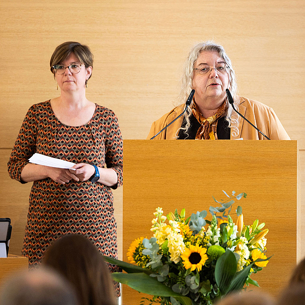Die Leiterin der Fachstelle der EKKW zum Umgang mit sexualisierter Gewalt, Pfarrerin Sabine Kresse (r.), und Dr. Felicitas Klingler, pädagogische Mitarbeiterin in der Fachstelle, informierten die Synodalen. Die Leiterin der Fachstelle der EKKW zum Umgang mit sexualisierter Gewalt, Pfarrerin Sabine Kresse (r.), und Dr. Felicitas Klingler, pädagogische Mitarbeiterin in der Fachstelle, informierten die Synodalen.
