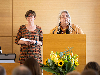 Die Leiterin der Fachstelle der EKKW zum Umgang mit sexualisierter Gewalt, Pfarrerin Sabine Kresse (r.), und Dr. Felicitas Klingler, pädagogische Mitarbeiterin in der Fachstelle, informierten die Synodalen. Die Leiterin der Fachstelle der EKKW zum Umgang mit sexualisierter Gewalt, Pfarrerin Sabine Kresse (r.), und Dr. Felicitas Klingler, pädagogische Mitarbeiterin in der Fachstelle, informierten die Synodalen.