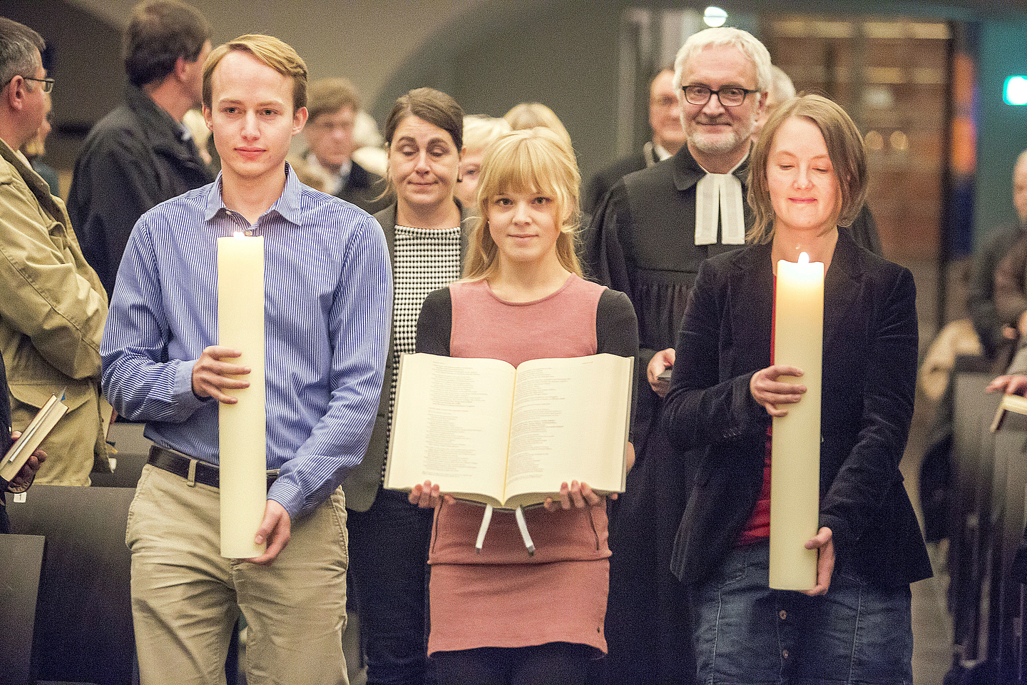 Reformationsgottesdienst Martinskirche Kassel 2016 Einzug mit der 2016 vorgestellten revidierten Lutherbibel Gottesdienst am Reformationstag in der Martinskirche in Kassel.