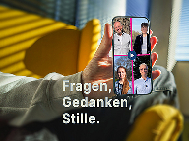 Unser Foto zeigt die beteiligten Pfarrerinnen und Pfarrer. Für die einen ist er religiös geprägt, für andere vor allem still, ungewohnt oder schwer auszuhalten. Auch deshalb kann ein offenes Gesprächsangebot an Karfreitag hilfreich sein. Unser Foto zeigt die beteiligten Pfarrerinnen und Pfarrer Norbert Mecke, Svenja Neumann, Lea-Katharina Müller und Michael Zehender