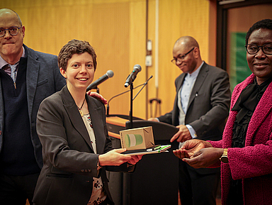 Hannah Kehrein (2.v.l.) studierte fünf Monate am Institut des Ökumenischen Rats der Kirchen in der Schweiz. Das Foto zeigt sie bei der Abschlussfeier. Hannah Kehrein (2.v.l.) studierte fünf Monate am Institut des Ökumenischen Rats der Kirchen in der Schweiz. Das Foto zeigt sie bei der Abschlussfeier.
