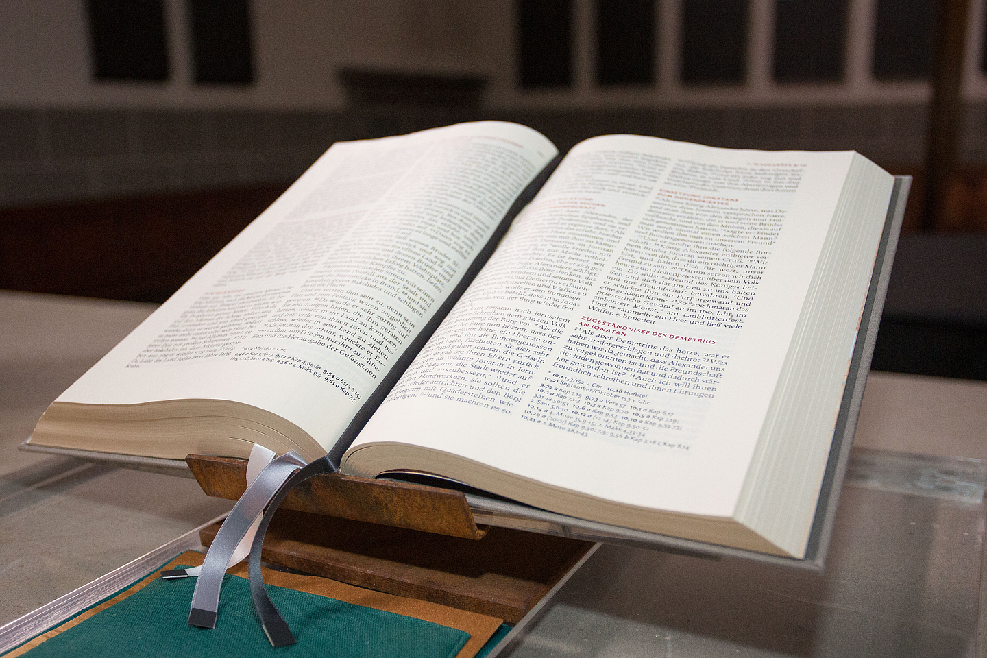 Vorstellung revidierte Lutherbibel zum Reformationstag 2016 Bibel auf dem Altar der Christuskirche in Kassel.