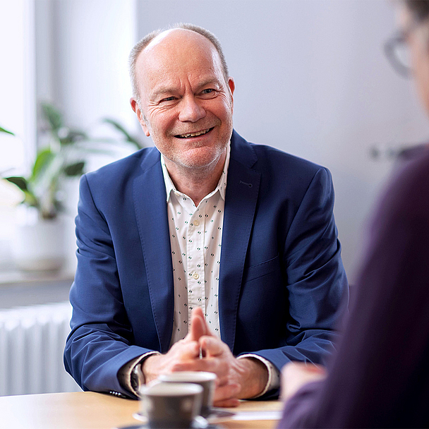 Pfarrer Christian Fischer während des Interviews mit Medienhaus-Redakteur Olaf Dellit im Medienhaus der EKKW in Kassel. Pfarrer Christian Fischer während des Interviews mit Medienhaus-Redakteur Olaf Dellit im Medienhaus der EKKW in Kassel.