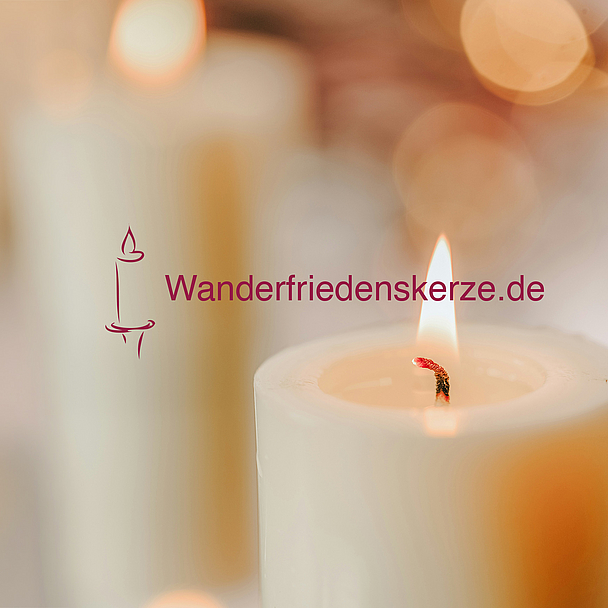 Wanderfriedenskerze 2026 setzt Zeichen für Menschenrechte Weiße Kerze mit brennender Flamme vor unscharfem Hintergrund. Daneben ist das Logo der Aktion Wanderfriedenskerze mit dem Schriftzug „Wanderfriedenskerze.de“ zu sehen.