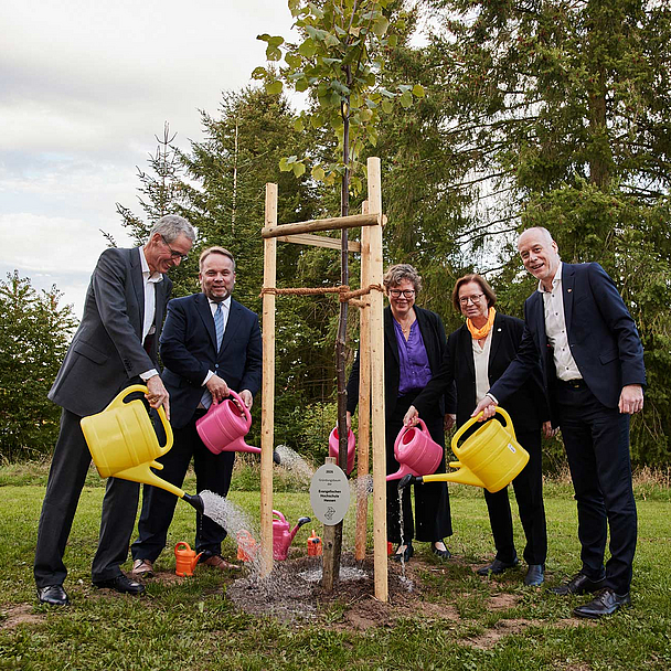 Vertreterinnen und Vertreter von Kirche, Politik und Hochschule in Schwalmstadt-Treysa V.l.: Kuratoriumsvorsitzender der EHH, Dr. Klaus Bartl, Wissenschaftsminister Timon Gremmels, Bischöfin der EKKW, Dr. Beate Hofmann, Stellvertr. Kirchenpräsidentin der EKHN, Ulrike Scherf sowie der Präses des CVJM Deutschland, Steffen Waldminghaus begossen den Gründungsbaum der EHH.