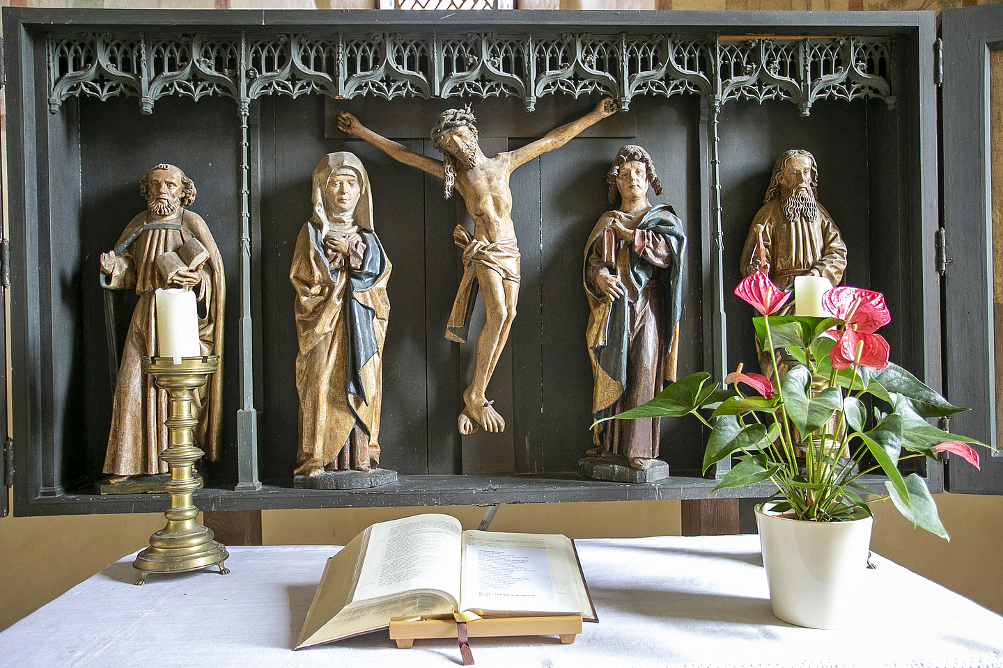 Martinskirche in Edertal-Bergheim Altar der evangelische Martinskirche in Bergheim.