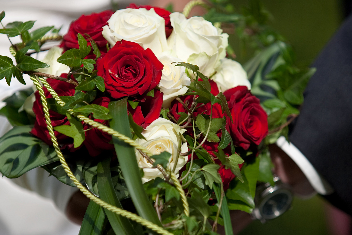 Hochzeitspaar mit Brautstrauß Hochzeitspaar mit Brautstrauß